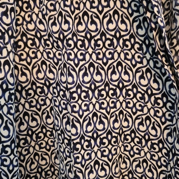 NWT Sarah John Navy and White Print blouse. Size L. Beautiful button up. - Picture 2 of 7